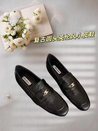 双好鞋,能让每一步都自带气场。朵菲雯DOOFEIVE这款25款凯旋门乐福鞋,就是为懂生活、爱精致的你而来。 经典的复古英伦风,自带时光沉淀的优雅感,无论是搭配西装裤打造干练职场范,还是配半身裙解锁温柔日常风,都能轻松hold住,让你随手一拍都是氛围感大片。圆头设计超贴心,不挤脚、不磨趾,长时间行走也能保持舒适,再也不用为了好看牺牲双脚的自在。 更惊喜的是那悄悄藏起的5CM增高,不显突兀却能悄悄优化身材比例,让腿型看起来更修长,气场瞬间拉满。鞋身的凯旋门元素精致又独特,低调中透着小细节,让你在人群中不经意间就能脱颖而出。 这个秋天,穿上它去赴约、去通勤、去探索城市吧——舒适与好看从不矛盾,朵菲雯DOOFEIVE乐福鞋,帮你把日常穿出精致仪式感。#软底小单鞋 #单鞋女 #小皮鞋 #舒适百搭 #高端真皮女鞋