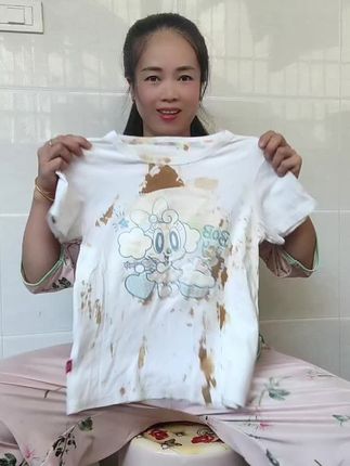 姐妹们,你们赶紧来抢这个爆能三茶发洗衣液,厂家为了冲销量排行榜,拿出200单送福利了。这么一大包足足五斤装的,才6.98💰。还是三茶花香氛味的,洗完衣服真的又香又软,还特别的干净。 #污渍轻松去除