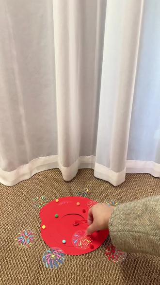 用卡纸剪一圈会跳舞的螺旋,挂上透明圆片里的冬日烟花。风吹过时,纸弹簧轻轻旋转,那些画在PVC上的彩光便在空气里游动。
#我的手工作品 #创作者中心 #创作灵感 #绘画手工 #新年手工