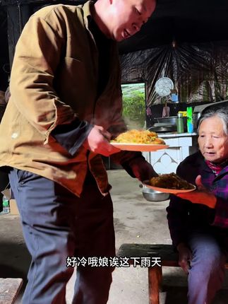 天气慢慢变冷、又可以围在火塘边吃饭了#记录真实生活 #三农 #新农人计划 #农村美食