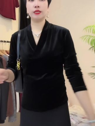 黑色金丝绒长袖女春秋欧货漂亮小衫深V领露锁骨t恤修身打底上衣#时尚穿搭#显瘦洋气上衣