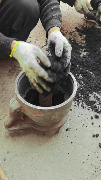 #铝锅模具 如何通过使用水壶模具去制作一个铝制品的水壶,水壶模具 传统 #铸造模具 使用南京红沙,和传统的钢模砂芯去辅助完成一个水壶的制作,当然我们也可以定做其他形状的水壶成品,这些模具已经是很老的手艺现在工艺的水壶都要比这个好看很多当然很多的工艺都是用铝板去拉伸制作成的水壶, #水壶模具 如何使用水壶模具,如何利用水壶模具倒水壶。铝水壶。烧水是非常方便的,而且结实耐用,但是美观上已经无法和现在的工艺媲美了,大家如果有不懂的,可以看一下水壶模具是怎么样使用的,尤其是新手在铸造水壶模具,或者使用水壶模具上,需要注意哪些问题。