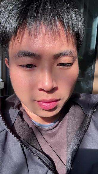 主要调整内容:
1. 外语:
从“听力考试20分”改为“听说考试20分”,更强调口语能力。
2. 道德与法治:
分值从 80 分 调整为 合格即满分 150 分,体现“合格性评价”导向。
3. 历史:
卷面分值不变,但按 0.8 权重折算后计入总分,合格折算后满分 120 分。
4. 体育与健康:
从 60 分 提高到 70 分,其中 过程考核 25 分 + 统一考试 45 分,强化平时表现。
5. 实验操作:
· 物理、化学仍随机抽取1科计分,满分 10 分。
· 生物实验在八年级进行,不计入总分。
6. 总分变化:
从 750 分 降至 730 分,主要因历史折算和道德与法治改为合格满分制。