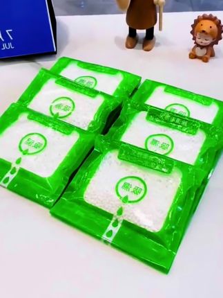 #上热门🔥 夏天雨水多,我们家里的衣柜,鞋柜,厨房卫生间很容易受潮.快来试这款除湿袋干燥剂它吸水量大除湿快悬挂式的也很方便#除湿袋干燥剂#防霉包#除湿包#便宜好物