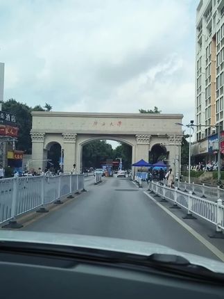 提前一天送儿子上来,广西大学我来了#大学城 #