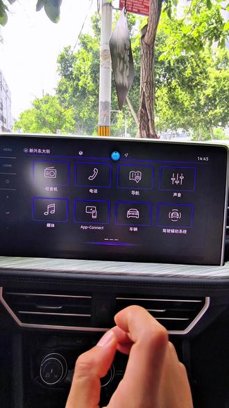 大众专属无线CarPlay设置,苹果用户收好 大众车主必学无线CarPlay连接方法,不用插数据线,手机放兜里就能连。简单几步设置,上车自动秒连接,导航听歌语音全都流畅运行,不卡顿不闪退,日常用车太方便,苹果手机车主赶紧收藏学起来!
#大众无线carplay #车机互联 #用车小技巧 #速腾车机 #车机升级新体验