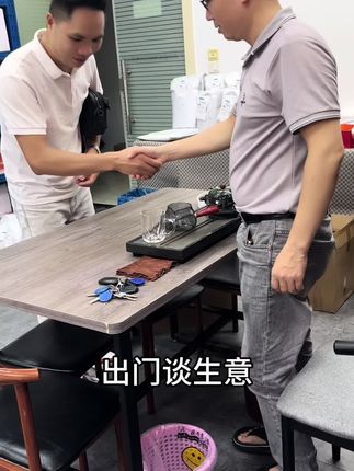 可以跟你出门溜娃,也可以跟你谈生意喝茶! #男士必备 #斜挎包男 #单肩包男 #男士手拿包 #轻便的包包