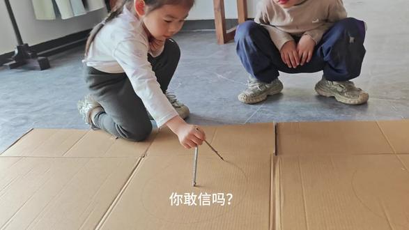 #创作者中心 #创作灵感 #快乐教育的真相 #高质量陪伴 #育儿反思 别把4岁孩子逼成背诵机器,做只小蜗牛又何妨?🐌
你敢信吗?这是一个四岁半幼崽在自己用圆规画“太极钟”。
很多时候,不是孩子学不会,而是大人催得太紧了。教十二生肖和时间,绝不是逼着孩子像复读机一样死记硬背。我们陪着她,把抽象的十二时辰,变成生活里的一日三餐和早睡早起。
到了认知输出的大挑战环节,不考动作,只看思考。在咱们小小的客厅里,她负责思考回答,我负责耐心等待。
这场启蒙让我深切地感受到:哪怕孩子就像一只小蜗牛,慢一点也没关系。真正的“快乐教育”是在玩中建构认知,而不是毫无规则的放纵。教育必须慢下来,因为这不仅仅是传授知识,更是我们在互相陪伴的过程中,彼此相爱,共同成长。🌿@抖音小助手 @抖音伙伴创作者计划 @抖音创作者中心 @抖音作者助手