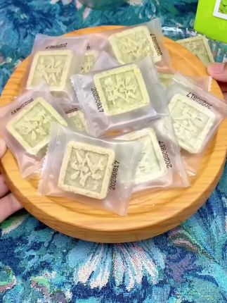 #创作灵感 我应该是第一个知道达尔顿家出新品了,就是这个白桃茉莉清茶糕,淡淡的白桃清香与茉莉茶香完美融合,一口下去软糯香甜,口感丰富,真的太好吃了!喜欢的包子们快来尝一尝!#白桃茉莉清茶糕#太好吃了#美食分享#好吃到停不下来
