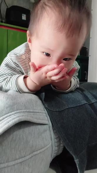 网友说,她问豆包:上班好?还是在家带娃好?
豆包的回答:其实没有绝对的“好”,只有更适合你当下的生活、心态和家庭。
我给你说得直白、实在一点:
在家带娃好处:
• 孩子成长你都在场,亲子关系更稳,少很多遗憾
• 时间自由,不用看脸色、赶通勤、应付职场人际关系
• 家里事、孩子事你一手掌控,更安心
难处:
• 经济压力变大,个人价值感容易模糊
• 圈子变小,天天围着孩子转,容易累、容易委屈
• 长期脱离职场,再回去会有点难
上班好处:
• 有收入、有底气,人格更独立
• 有社交、有成就感,情绪更稳定
• 给孩子做个“努力生活的妈妈”榜样
难处:
·顾娃就顾不好工作,顾工作就顾不好娃,两头愧疾
·通勤+加班+家务,身体和精神都累
·错过孩子很多瞬间,心里会空
怎么选,看这3点就够了
1.家里经济能不能撑住你不上班? 钱够、老公靠谱、老人能搭把手→带娃更从容
2.你更怕“错过孩子”,还是“失去自己”? 怕错过→优先陪娃;怕迷失→优先上班。
3.你是喜欢安稳宅家,还是需要外界认可?
宅得住、心态稳→带娃也能过得舒服
闲不住、爱打拼→上班会更快乐。
所以不管选哪条,都别完美主义,别自我攻击。
·上班的妈妈,不是不爱孩子;
·在家的妈妈,不是没用清闲。
你过得轻松、开心、不内耗,孩子和家才会真的好
看到这段话,此刻的我无比庆幸,12年前接受了我那老父亲给谁干也不如给自己干的提议,接受了老爸赞助的5万块,兢兢业业的开了这间童装店。虽然常年压着15万左右的本钱,虽然撑死也就赚个打工的钱,虽然365天得天天困在店里。但好在我可以把孩子随时带在身边,我可以日日夜夜的看护着,我没有让孩子们成为留守儿童。对我来说,能顾着孩子的同时还能整点小钱,可能整的这点小钱零花不够,但有总比没有强,少赚一些钱,多陪孩子一些时间,比啥都重要! #记录真实生活 #八仙筒圈楼门口西侧洋洋家童装