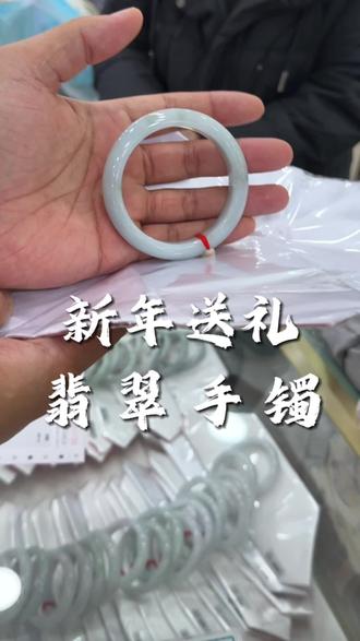 宝鸡美女专门来咱家结缘翡翠手镯哦,感谢美女支持#翠翠传奇 #西安玉器 #翡翠手镯 #西安靠谱玉器店 #新年礼物