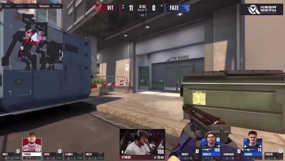 比分来到1:11的绝境时,图四那关键的第一分入账,大表哥振臂欢呼的瞬间,全场Faze粉丝高喊着“Faze Clan”的声音响彻场馆。所有人都清楚枪法与战术的差距早已注定败局,可从stage1到Major总决赛,这艘“旧时代的银河战舰”每一步都走得掷地有声
全年无冠的阴霾曾笼罩着他们,却催生出最热血的“地狱归来”剧本。年轻小将在赛场中飞速成长,超人总监扛起队伍前行的重任,箱子走出心魔重新找回自己,大表哥宝刀未老依旧敢打敢拼,寒王始终用稳定发挥筑牢防线。他们输了这场决赛,却赢下了比奖杯更珍贵的东西——是从不放弃的竞技精神,是彼此扶持的团队羁绊,更是让粉丝热泪盈眶的成长与蜕变#faze #布达佩斯 #电竞