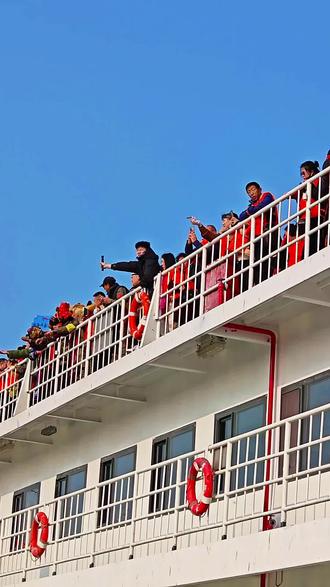 东天山骆驼队经过131天的跋山涉水,今天在 三门峡天鹅湖,登上天鹅号游轮,观光黄河,海鸥也很配合,围着队员们一直在他们身边飞翔。# 天鹅驼队暖冬行# 大美三门峡,美丽天鹅城。