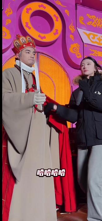 美女上台就转圈圈 🥰😍😘闫东的心理阴影面积多大 #闫东 #大唐高僧 #闫大美人 #长春动植物公园 @闫东 @小小李