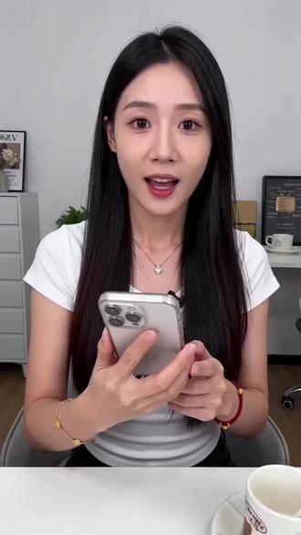 抖音的消除笔只修照片、不修视频,而且藏在“更多”里,我一步步带你找:
先找到消除笔(2026最新版)
1. 打开抖音 → 点底部 + 号(发作品)
2. 点右上角 相册 → 选一张照片(视频没有消除笔)
3. 点 下一步(进入编辑页)
4. 看右侧工具栏:
- 直接找 消除笔
- 没有 → 点右侧 更多 ▼(或“…”)→ 往上滑,找到 消除笔