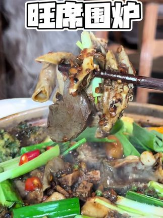 爱嗨~旧宫终于有卖牛杂煲的了,还贼便宜。#寻味烟火气 #附近美食 #地方特色美食 #牛杂煲 #艾特你的饭搭子请你吃