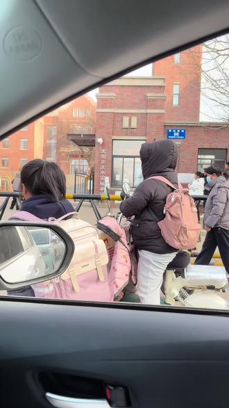 昨天的视频都让我别吃淀粉肠,攒钱换个5g手机#送孩子上学 #手机卡顿 #淀粉肠 #人类幼崽成长计划