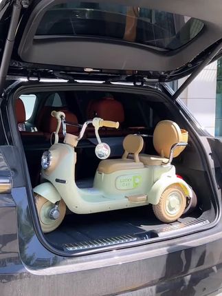 九零后宝妈带娃出行必备的一辆神车,逛超市、逛商场全靠它,出行也很方便,后备箱轻松放。座位下面是一个储物箱,放上宝贝的水杯和妈妈的饮料,随时都能喝上水呢。小尾兜还可以放上宝贝的小玩具。一键启动,还有专属于宝宝的车载音乐呢!脚踩油门、遥控油门,两个座位亲子一起玩,座位安全扶手、靠背全都有,宝宝的安全由他守护。宝宝太累了,妈妈也能带着宝宝走呢!