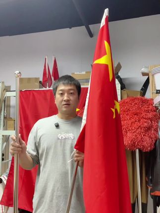 仪式感拉满!加厚不锈钢伸缩旗杆,手摇升降超顺滑,插五星红旗户外活动超燃!# 伸缩不锈钢旗杆 #手摇五星红旗杆 #户外活动旗杆 #加厚抗风旗杆 #手持指挥杆