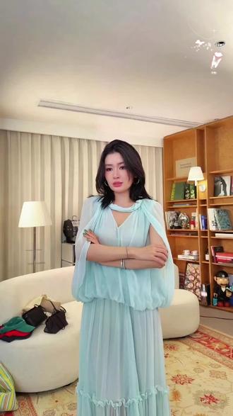 Le Samedi马油叶儿【仙踪漫游】定染顺纡绉多穿斗篷式上衣/半裙 #斗篷#套装裙 #度假穿搭 #套装搭配