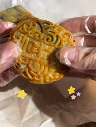 这就是我们小时候吃的黑豆沙月饼,皮薄馅足,豆沙细腻。入口即化,还是小时候的味道#台山黑豆沙月饼#快来尝个鲜