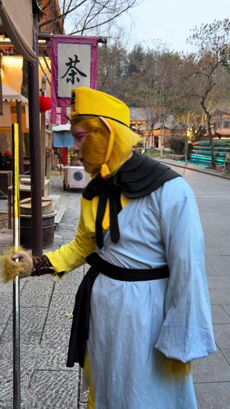 猴哥:我不要打卡#横店影视城 #横店入戏中国年 #横店灯会 #横店影视城度假区