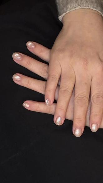 给我妈做这个美甲也太好看了!!水光感玻璃珠猫眼 没有人可以拒绝 包括美甲师的亲妈
#苏州美甲 #美甲师的日常 #美甲建构 #体制内美甲