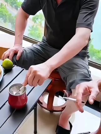 不锈钢材质,不仅结实耐用,而且还是防灰防风的,平时风再大也不会飞灰的,家里车里都能用,美观又实用#防飞灰烟灰缸#好看又实用 #烟灰缸#车载烟灰缸