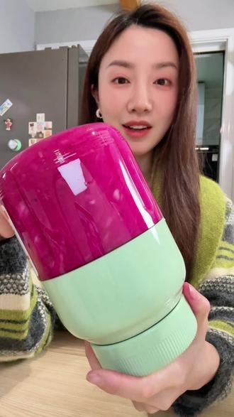 你还在简单的吃水果吗?哈哈,火龙果+苹果+香蕉,不加糖都是甜的,通便滑肠,空腹可以喝,三餐饭前也可以喝,健康营养。而且还掉肉肉。#果蔬汁#榨汁机#便携式榨汁杯#喝出小蛮腰