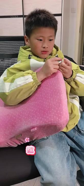 《搭船的鸟》 1、这是一只什么鸟?(翠鸟)
这只小鸟是什么样子的?(它的羽毛是翠绿的,翅膀带着一些蓝色,比鹦鹉还漂亮。它还有一张红色的长嘴。)
2、课文中,“我”观察了哪些事物和场景?
(①“我观察了雨天船上的情景(第1段);②翠鸟的外貌(第2段);③翠鸟捕鱼时的情景(第4段)。)
3、请你用“冲、飞、衔、站、吞”五个动词回忆一下翠鸟捕鱼时的整个过程。
(我正想着,它一下子冲进水里,不见了。可是,没一会儿,它飞起来了,红色的长嘴衔着一条小鱼。它站在船头,一口把小鱼吞了下去。)
4、留心观察给“我”带来了什么好处?你从中受到了什么启发?
(因为留心观察,“我”认识了一位可爱的新朋友——翠鸟,给“我”的旅途增添了快乐。)
(在生活学习中,我们要有一双善于发现的眼睛,只要留心观察生活,就会有所发现。)#日常生活 #三年级上册语文 #记录日常 #课文笔记 #