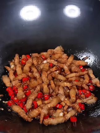 爱吃木耳的姐妹尝尝这白背毛木耳丝,肉厚嚼着香,没根没沙省事儿,不管是配菜炒、凉拌当小食,还是涮火锅,都能吃得舒坦!#木耳丝#下饭菜#好吃到停不下来#吃了还想吃#家常菜