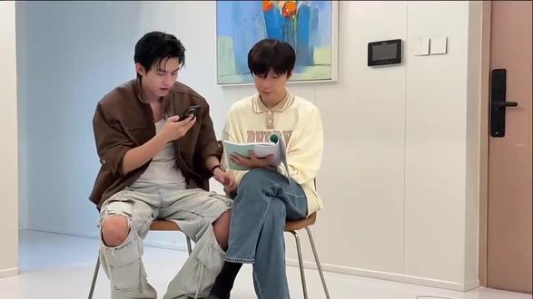 西达哒哒哒的跑过去,谁敲门我看看,太可爱了#西达 #云熠