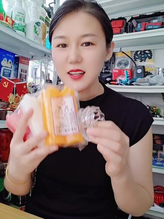 家里备上这根蜡烛,停电再也不慌了! 半夜突然停电?摸黑找东西超麻烦!这根加粗圆柱蜡烛太实用了,红白黄三色可选,节日用有氛围,应急用超靠谱。 无烟无味不呛人,家里有老人小孩也放心,而且特别耐烧,一次点亮能撑好久。平时放抽屉不占地,关键时刻能救命,建议每个家庭都备几根! #家庭应急好物 #停电必备 #无烟蜡烛 #居家好物推荐 #节日氛围神器