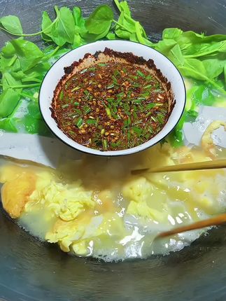 贵州的这个木姜子糊辣椒面吃起来很方便,木姜子特有的香味加上本地的新辣椒面,做蘸水真的太香太好吃了#贵州木姜子糊辣椒面 #贵州蘸水有多绝 #贵州柴火糊辣椒面蘸水 #戒不掉的贵州味道 #贵州柴火糊辣椒面