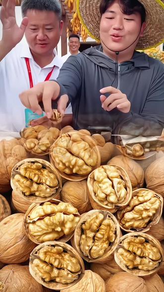 正宗新疆 阿克苏纸皮核桃,皮薄果仁饱满,手捏即开,自然晾晒,吃起来 满口酥脆,无添加,原色 原味 无漂白,老人 孩子 孕妇 可放心吃~ #桃核 #纸皮核桃 #阿克苏纸皮核桃 #新疆美食 #优质农产品