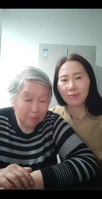 总在夜深时想起小时候,跟在妈妈身后的日子,简单又温暖。
时光匆匆几十年,转眼妈妈已是九十岁高龄。
才真正明白,尽孝从来没有来日方长,只有当下珍惜。
别等有钱、别等有空、别等以后,
父母的时光越来越少,经不起我们一次次等待。
子欲养而亲不待,是一生最难弥补的遗憾。
趁妈妈还在,多陪伴、多尽孝,不留亏欠,不留遗憾❤️#尽孝不能等#陪伴父母#子欲养而亲不待#珍惜当下#人间亲情
