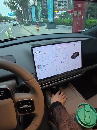 理想用车:5岁小朋友教你如何设置专属称呼!
理想的车机可以说是公认的业界的头部,而其中用的最多的就是理想同学,如何让理想同学识别出驾驶者亦或是乘坐者,那就需要用到声纹识别功能了!
1️⃣录制声纹的方法有两个:1.直接和理想同学说“录制声纹”;2.在下拉左上方菜单→点击车主查看全部用户→添加成人或儿童→跟着它的步骤说几句简单的示范词句即可。
2️⃣录制了声纹后你还可以修改设置专用的称呼,这样你每次呼叫理想同学时它就会叫你的称呼,情绪价值拉满!
#理想i6 #理想汽车 #车机 #理想同学给我的专属称呼 #理想生活进行时