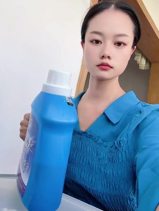 又开始每天打仗的生活,早上4.点半起床进货,进完货,送娃去学校,然后开始串街走巷的吆喝卖菜,紧接着又匆匆的去买菜做饭,接娃放学,和娃在家吃完饭叽叽喳喳的一中午,又到送娃去学校了,直到现在才来洗衣服,这洗衣液真的挺好用,这薰衣草香味很好闻,衣服洗的很柔顺,主要还很实惠,太爱了#好物推荐🔥
