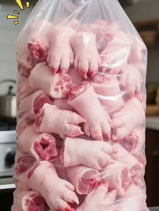 新鲜猪小蹄膀,咬一口,软糯脱骨,丰腴肉香在舌尖化开;轻抿间,胶质缠绵弹牙,鲜香醇厚,每一口都是味蓄的极致享受!#舌尖上的美味#新鲜猪小蹄膀#太好吃了 #营养美味 #大人小孩都爱吃