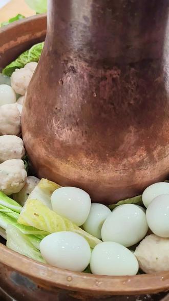 郓城老式火锅汤料(炖炖甲)·地道吃法教程
适用锅具:铜火锅/家用火锅
1. 铺底打底:火锅底部先铺一层新鲜白菜,铺匀铺满,锁住汤底鲜味。
2. 层层码料:白菜上依次码放鹌鹑蛋、羊肉、牛肉、鸡肉,再加入水汆丸子、各类火锅丸子,将锅装满至八分满。
3. 加汤煮制:加入清水没过食材,大火煮沸。
4. 下料入味:锅开后,倒入1包郓城炖炖甲火锅汤料,搅拌均匀,转中火再煮5-8分钟,让食材充分吸味。
5. 点睛出锅:关火前撒上一把蒜黄,鲜香四溢,即可享用地道郓城老式火锅!#分享家乡美食 #真材实料好味道 #郓城#老式铜火锅