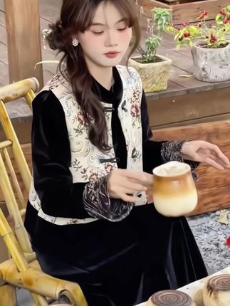 天啦!小孕妇们,谁懂啊?真的爱惨了这种新中式穿搭!你真的应该相信东方美学,国风盘扣提 花马甲+丝绒连衣裙,自带温婉清冷氛围感,黑色显瘦又遮肉。现代与国风的完美碰撞,一整套上身优雅气质,尽显高级!不论是单穿还是搭配穿都好看,妥妥地美人!#气质穿搭#显瘦穿搭#新中式#孕妇穿搭 #优雅气质