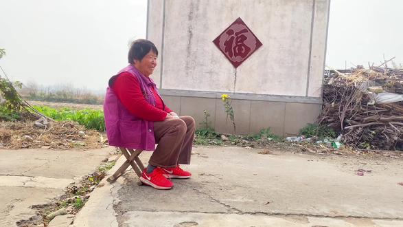 树叶飘过来了,我捡起来,做成相框定格这一秒。#红枫