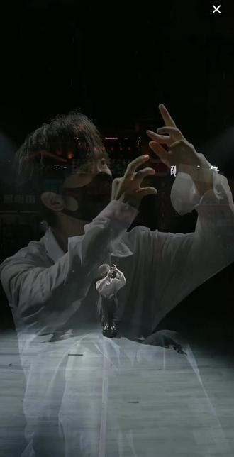 今天龙队说了一句很感人的话:“今天我要托举一个人,他是顾星予”。顾星予真的很优秀。这支舞有点长请家人们耐心看完,真的很有氛围感,我想有的人应该都看哭了#龙浩天 #龙浩天团队 #顾星予
