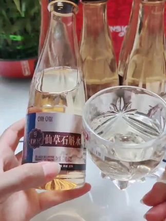 经常加班熬夜应酬多的朋友,一定要试试这个石斛水,就是这个食斛纪石斛水,一瓶里面就有两百四十毫克的铁皮石斛,配料表干净,没有科技与狠活,入口清润甘甜,还带着淡淡的清香,真的好好喝!平时大鱼大肉吃多了,来上一瓶真的很不错,喜欢的朋友赶紧试试吧!