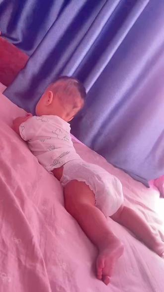 1.别去久病之人家里久待。
2.小孩子的生日,不要提前过。
3.本命年,腰上可系一根红绳。
4.垃圾,不要堆放在大门口。
5.钱多,不炫耀;钱少,不哭穷。
6.不与亲戚共财,容易断往来。
7.房子客厅永远都是敞亮通透的,让人感到舒服。
8.不要叹气。叹出的是气,带走的是运。
9.远离负能量,生活的苦每个人都在经历,真的没必要去比谁比谁更惨。
10.十字路口的二手房,再便宜,也不要买。
11.家里有孕妇,不挪动家具,家里之前怎么摆设现在还是怎么摆设,不要在墙上钉钉子。
12.怀孕期间尽量少串门,特别是怀孕初期。
13.多逛金店,旺财运。多去银行,积财富。
14.父母过生日不点豆腐,不摆梨。
15.不要高估你和任何人的关系,尤其是朋友。
16.圈子不同,不必强融。
17.梦见棺材,不要害怕,这是好事,说明你会有好运。
18.见到人,话不多说,遇到事,尽量少插手。
19.在自己生意顺风顺水的那几年,最好不搬家。
20.别人家的媳妇再好,也不能夸;别人家的孩子再调皮,也不能训!
21.结婚了,就不要与其他女人暧昧,亏妻者百财不入。
22.有钱没钱,家里都要打扫干净,通风换气,哪怕在阳台上种点小菜,也会显得生机勃勃,绿意盎然。
23.心态乐观,停止内耗,停止预想根本不会发生的事,你会变得温柔,松弛许多。
24.不是每一个人,都能非常幸运的遇到那个很爱的人,换个想法,有些时候你们能够遇见,就已经非常幸运了。
25.家里所有吃的,用的,穿的,都是我们的福泽,不能浪费。
26.父母身体不好,就不要拍全家福。
27.家里灯火通明,厨房烟火味浓,人气财旺。
28.盐罐子时刻盈满,家庭和美。
29.如果你觉得最近不顺,就回家陪陪父母。记住,父母乃是在世佛。
30.想占便宜的人,就是缺气场不足,运气不佳。
31.一个人睡觉,不放两个枕头,卧室的门关好。
32.看不起你的亲戚,就不要再交往了。
33.多养绿植,开窗通风,定期打扫,垃圾随手扔掉,房子干净了,心情就好了,做事也就顺了。
34.在自己能量低的时候不要与人讲道理。
35.人过了70岁不要经常说自己老了,不中用了,不比以前了,这种话说多了,伤的是精气神。
36.遇事不顺时,在家门口放一块石头,时来运转。
#玄学 #玄学智慧 #玄学提醒 #不得不信的玄学 #抖音爸爸别限流