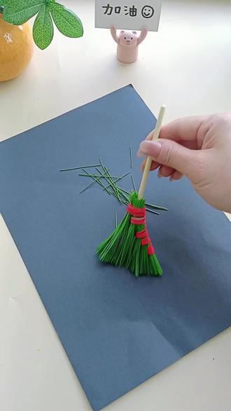 用松针制作一个桌面小扫把,劳动节小手工做起来吧 #手工 #手工diy #劳动节手工 #亲子手工