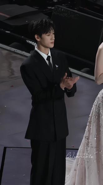 一步步走到观众面前你花了好多年的时间 从配角到备受瞩目…很多很多个日夜你都不曾停下脚步..所以我们都爱讲“提起你的成长会流泪的不止妈妈”
#李昀锐 #言尚 #陆一航 #诸葛玥 #你一定会红透半边天的