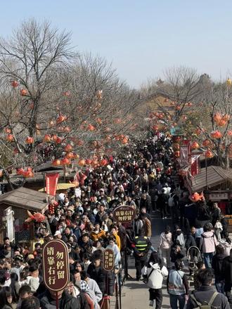 都来吧,只有亿点点人,不🔥的节目人挤人,🔥的节目人挤不进去人。预约三天都约不上哈哈哈#清明上河园#开封旅游