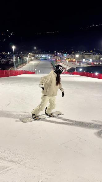 #真实生活分享计划 别再呛后刃了!单板前刃落叶飘核心技巧,看完就能练会~#单板滑雪教学 #单板女教练#滑雪新手#冰雪运动