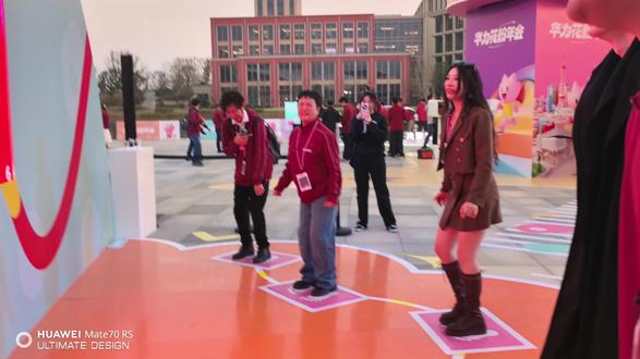 华为花粉年会,华为练秋湖我们来了,太开心了,遇到了各种大佬,今天专拍美女博主给我的粉丝们,请查收 #2025华为花粉年会 #每一份热爱都闪光 #鸿蒙越用越香 #可靠的Mate #华为mate80